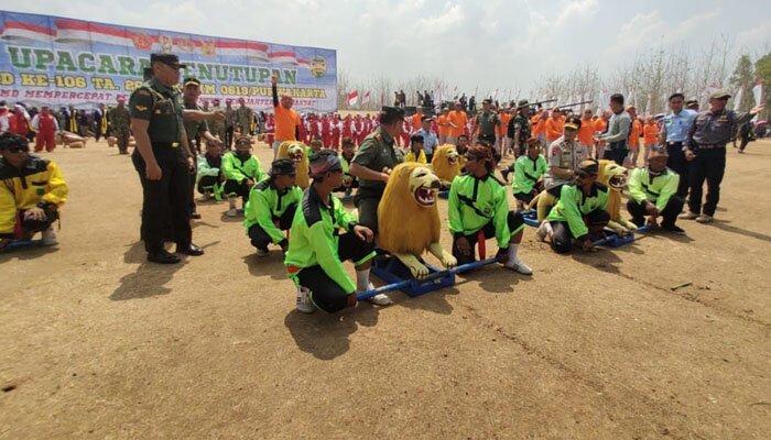 Pangdam III Siliwangi Letjen Tri Soewandono didapuk naik sisingaan pada penutupan TMMD ke 106 Kodim 0619 Purwakarta Rabu (30/10/2019) lalu.(dadan)