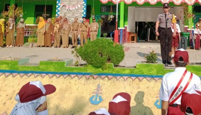 Tanamkan sikap disiplin, Bhabikamtibmas menjadi pembina upacara di SDN 1 Negeri Baru.(ist)
