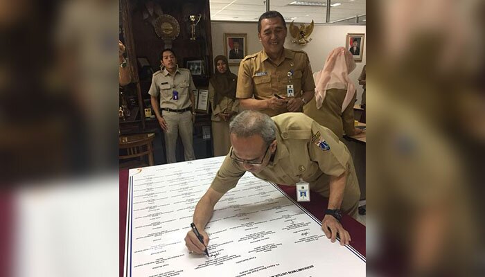 Jajaran BPRD DKI menandatangani komitmen dalam pelayanan sertifikat ISO 9001:2015. (ist)