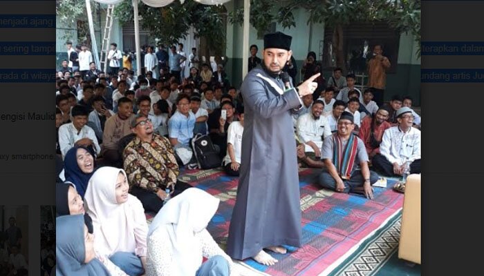 Ustadz Al Habsy ceramah di SMAN 6 Bekasi.