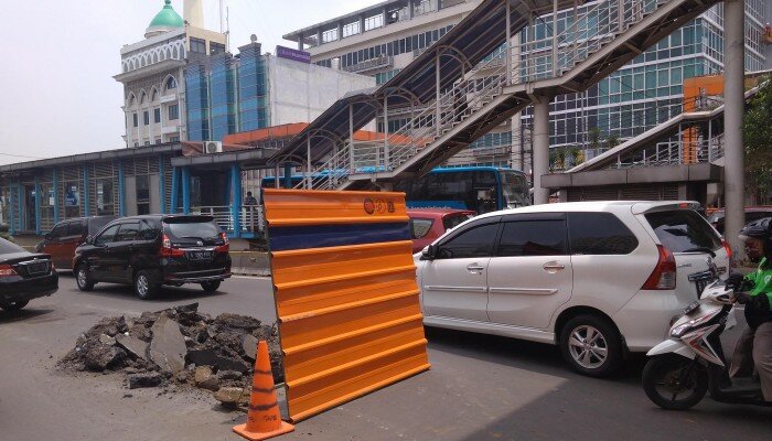 Kondisi jalan Otista Raya, Jatinegara, yang macet akibat proyek pembangunan. (Ifand)