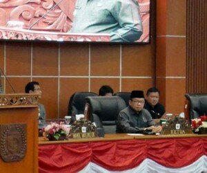 Wakil Wali Kota Depok Pradi Supriatna didampingi Ketua DPRD Depok Yusuf Syahputra saat rapat paripurna di gedung DPRD Depok. (anton)