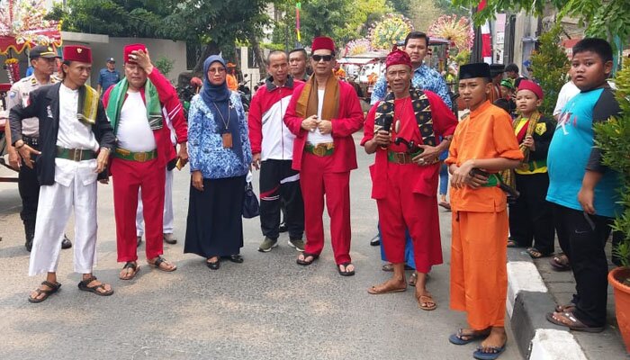 Walikota Jakbar, Rustam Efendi, Kasudin PUPR, Suharyanti, Camat Palmerah, Firmanudin, Lurah Kota Bambu Utara, Ina Aryani, Ketua RW 07 KBU, Jenta dan warga saat peresmian selesainya penataan kampung kumuh di RW 07 Kota Bambu Utara. (Rachmi)