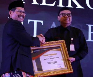 Wali Kota Jaksel saat menerima piaga penghargaan dari Meteri PANRB. (wandi)