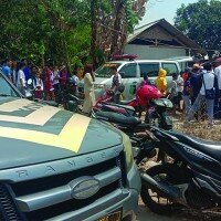 Evakuasi wanita paruh baya yang ditemukan tewas bermandikan darah di Pelabuhan Ratu, Sukabumi.