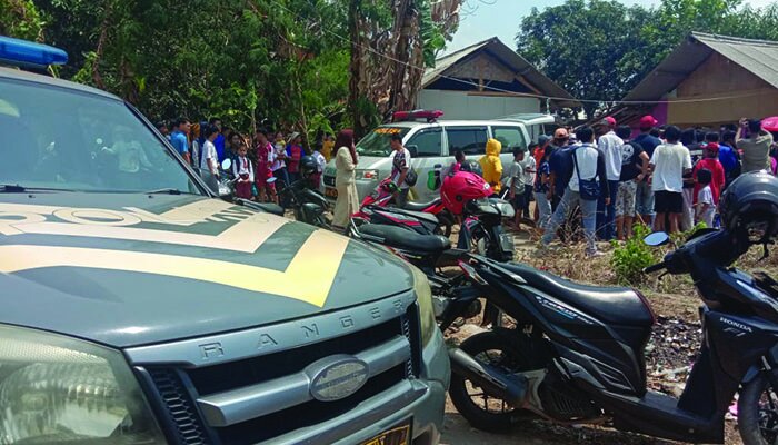 Evakuasi wanita paruh baya yang ditemukan tewas bermandikan darah di Pelabuhan Ratu, Sukabumi.