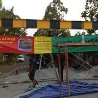 Warga PIK Penjaringan sebelumnya menolak keras akses jalan perumahannya dijadikan jalan raya umum. (deny)