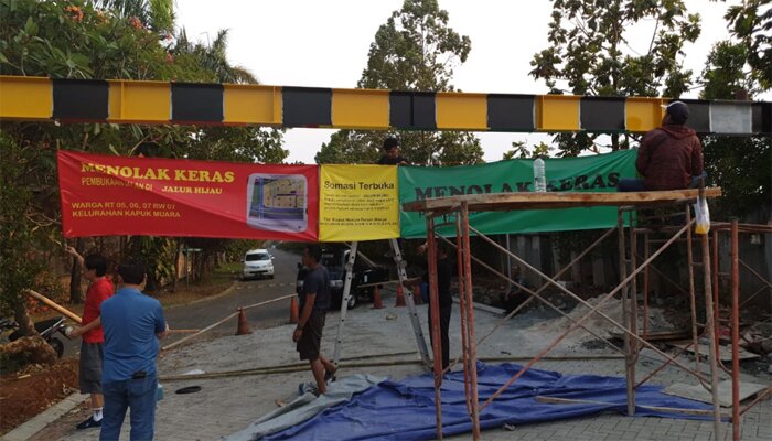 Warga PIK Penjaringan sebelumnya menolak keras akses jalan perumahannya dijadikan jalan raya umum. (deny)