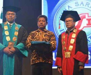 Agus Suprianto menggantikan putranya diwisuda
