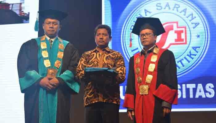 Agus Suprianto menggantikan putranya diwisuda