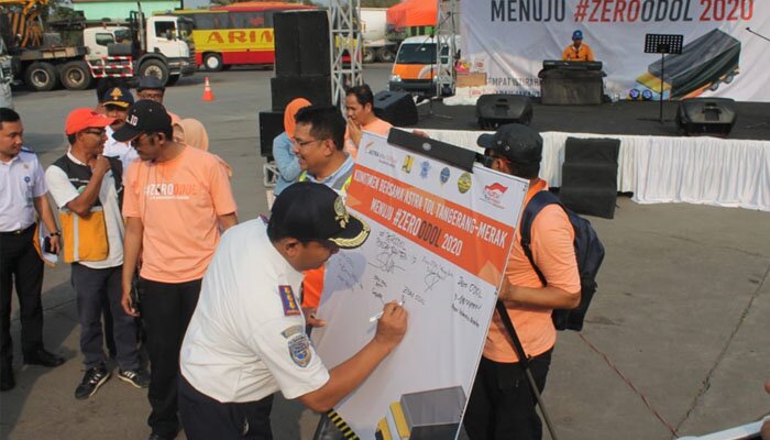 penandatanganan komitmen bersama dalam kampanye keselamatan.