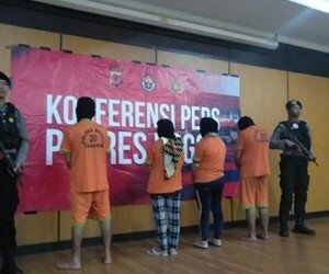 Polres Bogor amankan empat pelaku penjual wanita.