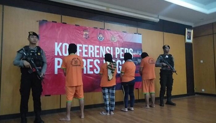 Polres Bogor amankan empat pelaku penjual wanita.