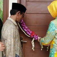 Wali Kota Tangsel Airin Rachmi Diany didampingi Plt Kadisperkimta Teddy Meiyadi saat meresmikan rumah warga yang di bedah. (anton)