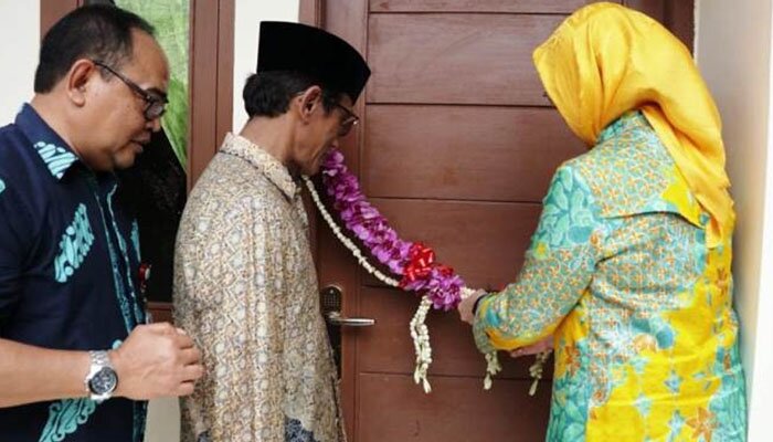 Wali Kota Tangsel Airin Rachmi Diany didampingi Plt Kadisperkimta Teddy Meiyadi saat meresmikan rumah warga yang di bedah. (anton)