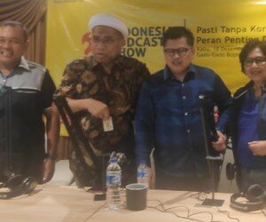 Tenaga Ahli Utama Kantor Staf Presiden, Ali Mochtar Ngabalin bersama Ketua DPP Partai Nasdem Irma Suryani Chaniago, Associate Director Kopi Politik Syndicate Todotua Pasaribu dan pengamat hukum dari UIN Alaudin Makassar Syamsuddin Radjab usai diskusi. (ist)