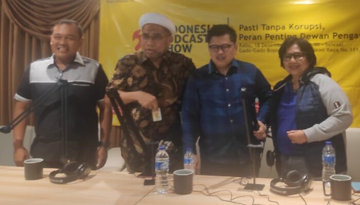 Tenaga Ahli Utama Kantor Staf Presiden, Ali Mochtar Ngabalin bersama Ketua DPP Partai Nasdem Irma Suryani Chaniago, Associate Director Kopi Politik Syndicate Todotua Pasaribu dan pengamat hukum dari UIN Alaudin Makassar Syamsuddin Radjab usai diskusi. (ist)