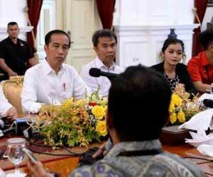 Presiden Jokowi saat memberikan keterangan terkait berbagai isu. (johara)