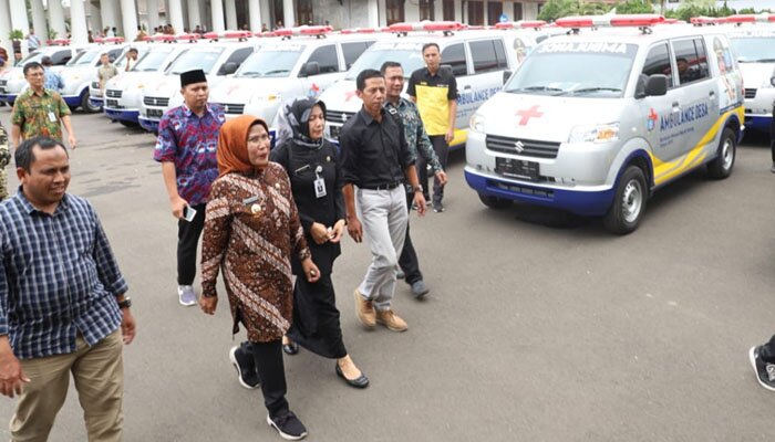 Bupati Serang Ratu Tatu Chasanah saat meluncurkan bantuan 100 ambulans desa di halaman Pendopo Bupati Serang