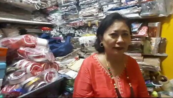 Amie, pedagang pernak-pernik hiasan natal di Pasar Santa, Jakarta Selatan.(wandi0