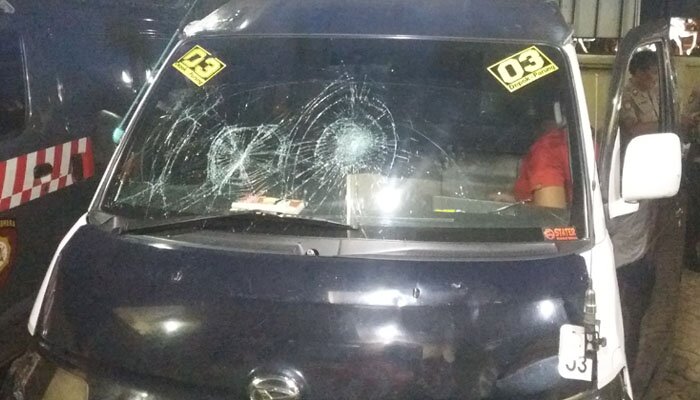 angkot yang dirusak. (Angga)