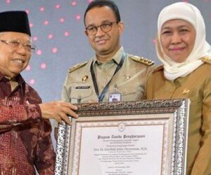 Wapres Ma’ruf Amin menyerahkan penghargaan kepada Gubernur Jawa Timur, Khofifah Indar Parawansa dan Gubernur DKI Jakarta, Anies Baswedan sebagai Kepala Daerah yang mendorong wilayah bebas korupsi. (Dok. Setwapres)