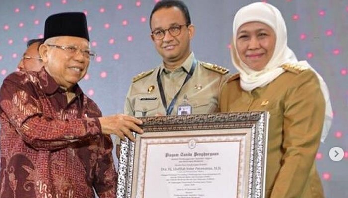 Wapres Ma’ruf Amin menyerahkan penghargaan kepada Gubernur Jawa Timur, Khofifah Indar Parawansa dan Gubernur DKI Jakarta, Anies Baswedan sebagai Kepala Daerah yang mendorong wilayah bebas korupsi. (Dok. Setwapres)
