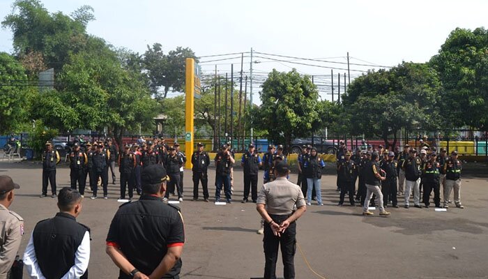 Apel gelar pasukan Pokdarkamtibmas Pengamanan NAtaru di wilayah Pancoran Mas. (angga)
