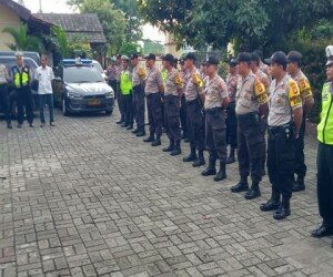 Kapolsek Sukmajaya Kompol Yudho Huntoro mengambil pimpinan apel gelar pasukan kesiapan pembuktian Natal di kapolsek Sukmajaya. (angga)