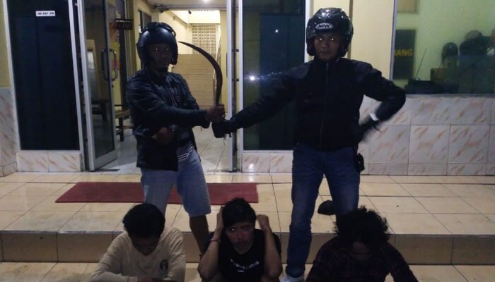 Tiga bandit diamankan berikut senjata tajamnya.(ist)