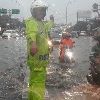 Kondisi ujung jembatan layang Arief Rachman Hakim, Depok yang tergenang air Jumat petang. (anton)