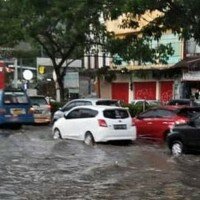 Antrean kendaraan akibat Jalan Margonda Raya, Depok, terendam.
