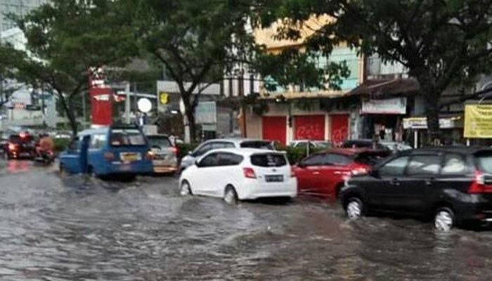 Antrean kendaraan akibat Jalan Margonda Raya, Depok, terendam.
