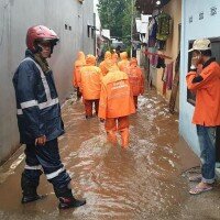 Sejumlah petugas sedang berusaha mengatasi banjir di kawasan Pejaten Timur. (wandi)