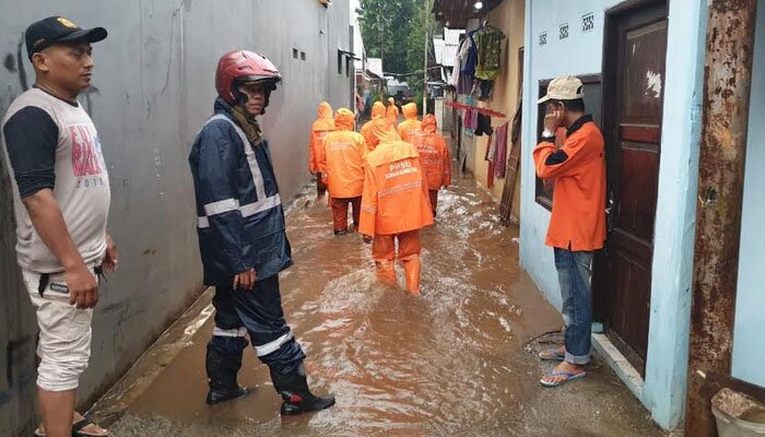 Sejumlah petugas sedang berusaha mengatasi banjir di kawasan Pejaten Timur. (wandi)