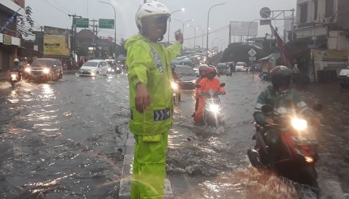 Kondisi ujung jembatan layang Arief Rachman Hakim, Depok yang tergenang air Jumat petang. (anton)