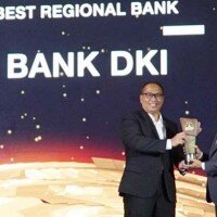 Babay Parid Wazdi, Direktur Kredit UMK & Usaha Syariah Bank DKI menerima penghargaan pada malam penganugerahan CNBC Indonesia Awards 2019 di Jakarta.(ist)