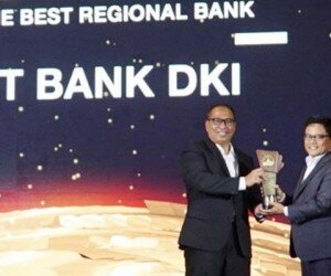 Babay Parid Wazdi, Direktur Kredit UMK & Usaha Syariah Bank DKI menerima penghargaan pada malam penganugerahan CNBC Indonesia Awards 2019 di Jakarta.(ist)