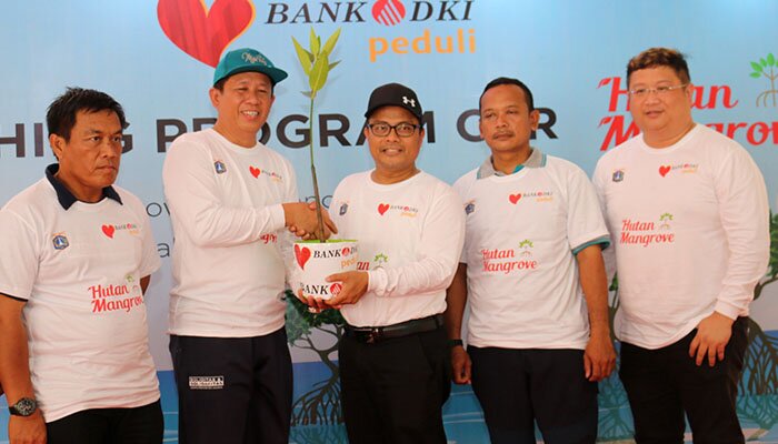 Direktur kredit UMK & usaha syariah Bank DKI, Babay Parid Wazdi menyerahkan secara simbolis bibit mangrove kepada Wakil walikota Jakarta Utara, Ali Maulana Hakim. (toga)