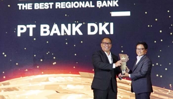 Babay Parid Wazdi, Direktur Kredit UMK & Usaha Syariah Bank DKI menerima penghargaan pada malam penganugerahan CNBC Indonesia Awards 2019 di Jakarta.(ist)