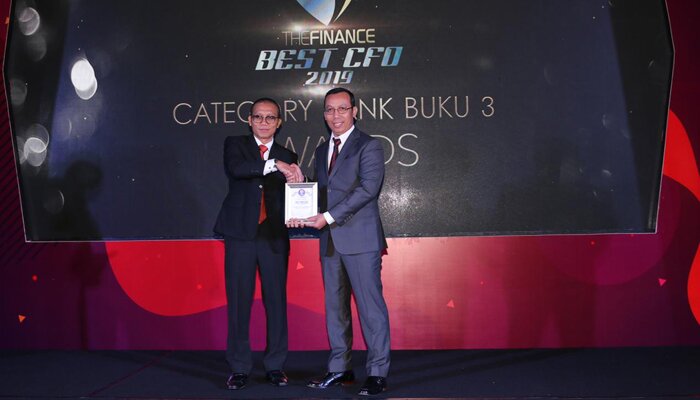 Direktur Keuangan Bank DKI, Sigit Prastowo saat menerima penghargaan Best CFO. (Ist)