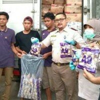 petugas Balai Karantina Pertanian Kelas II Cilegon saat mengamankan bakso daging pada Operasi Patuh Karantina
