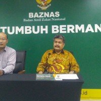 Anggota Baznas Irsyadul Halim bersama Randi Swandaru, Kepala Divisi Pendayagunaan Baznas saat memberikan penjelasan rencana ikut pertemuan pemuda Asia Pasifik. (johara)