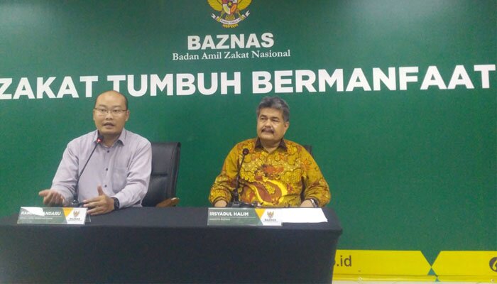 Anggota Baznas Irsyadul Halim bersama Randi Swandaru, Kepala Divisi Pendayagunaan Baznas saat memberikan penjelasan rencana ikut pertemuan pemuda Asia Pasifik. (johara)