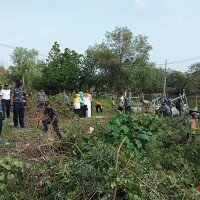 Prajurit Lanal Batuporon Terjun Kerja Bakti Bersihkan Sungai.