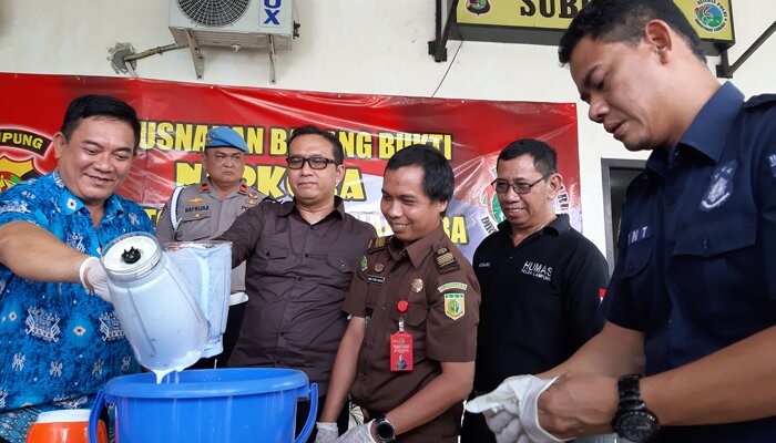 Petugas Direktorat Reerse Narkoba (Ditres Narkoba) Polda Lampung disaksikan petugas Kejaksaan Tinggi Lampung dan petugas Pengadilan Negeri Tanjungkarang, memusnahkan barang bukti Narkoba.(ist)