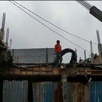 Petugas sedang membongkar bangunan kantor mewah di Lebak Bulus. (wandi)