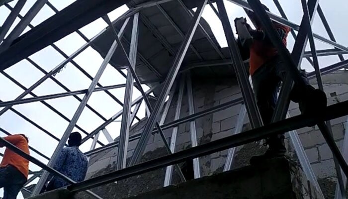 Petugas sedang membongkat bangunan kerangka baja karena menyalahi ijin. (wandi)_