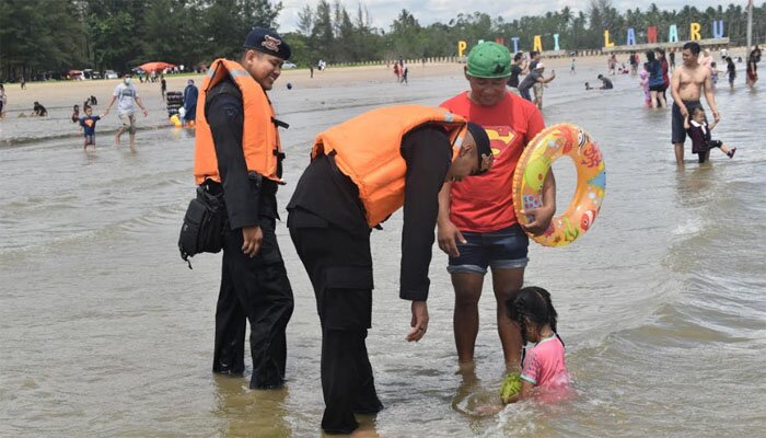 Brimob Polda Kaltim menjaga keamanan pengunjung tempat wisata Pantai Lamaru, Balikpapan. (ist(