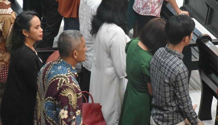 Komandan Brimob Kaltim Kombes Pol John Huntal S. Sitanggang ikuti Misa Natal diGereja Emmanuel.(ist)